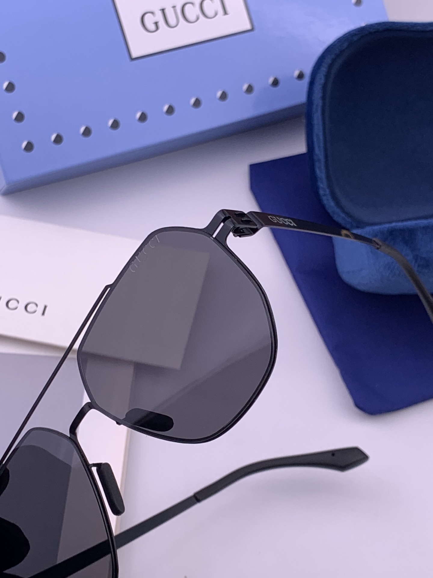 🆕   Gucci 春夏新款超轻无螺丝压不坏系列情侣款太阳镜高清尼龙镜片🦅完美品质，适合各种脸型，经典太阳镜亮相时装周.