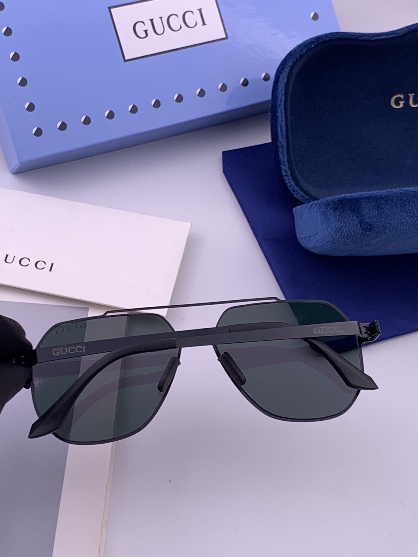 🆕   Gucci 春夏新款超轻无螺丝压不坏系列情侣款太阳镜高清尼龙镜片🦅完美品质，适合各种脸型，经典太阳镜亮相时装周.