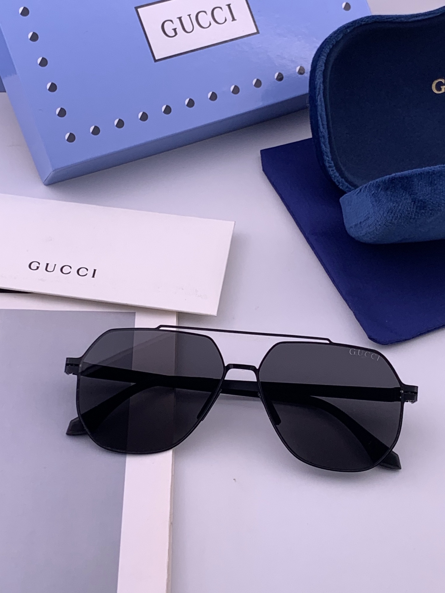 🆕   Gucci 春夏新款超轻无螺丝压不坏系列情侣款太阳镜高清尼龙镜片🦅完美品质，适合各种脸型，经典太阳镜亮相时装周.