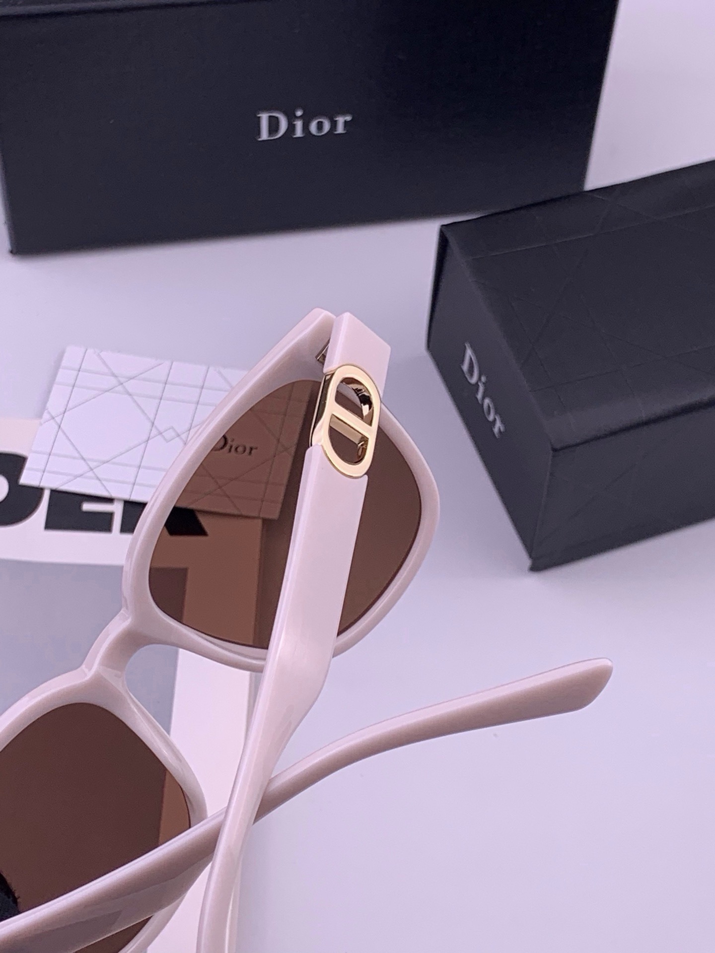🆕  🔺 【DIOR-迪奥】开春新款 潮流爆款 时尚方框偏光太阳镜 高品质 佩戴舒适 网红潮款墨镜 型号：D8913
