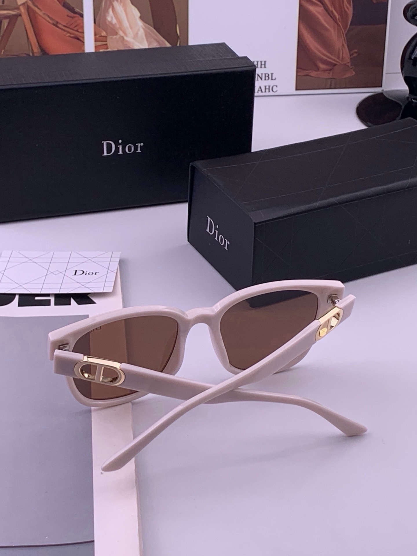 🆕  🔺 【DIOR-迪奥】开春新款 潮流爆款 时尚方框偏光太阳镜 高品质 佩戴舒适 网红潮款墨镜 型号：D8913