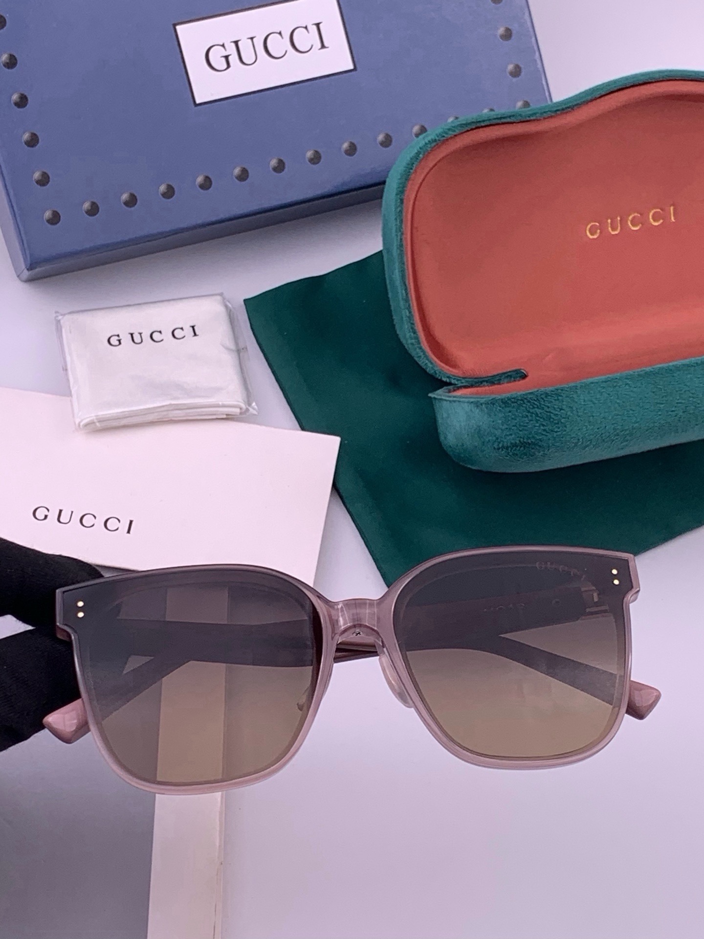 🆕   GUCCI  新款尼龙偏光太眼镜，情侣款时尚方框太阳镜佩戴舒适网红潮流款墨镜，大气女人范儿，大脸小脸都好看 ！型