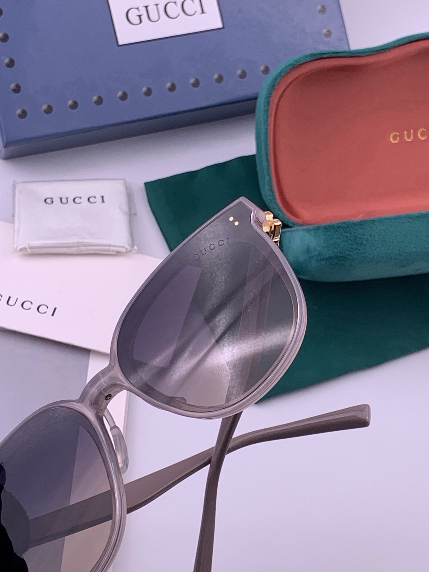 🆕   GUCCI  新款尼龙偏光太眼镜，情侣款时尚方框太阳镜佩戴舒适网红潮流款墨镜，大气女人范儿，大脸小脸都好看 ！型