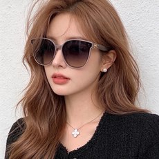 🆕 GUCCI 新款尼龙偏光太眼镜,情侣款时尚方框太阳镜佩戴舒适网红潮流款墨镜,大气女人范儿,大脸小脸都好看 !型 🆕 GUCCI 新款尼龙偏光太眼镜,情侣款时尚方框太阳镜佩戴舒适网红潮流款墨镜,大气女人范儿,大脸小脸都好看 !型