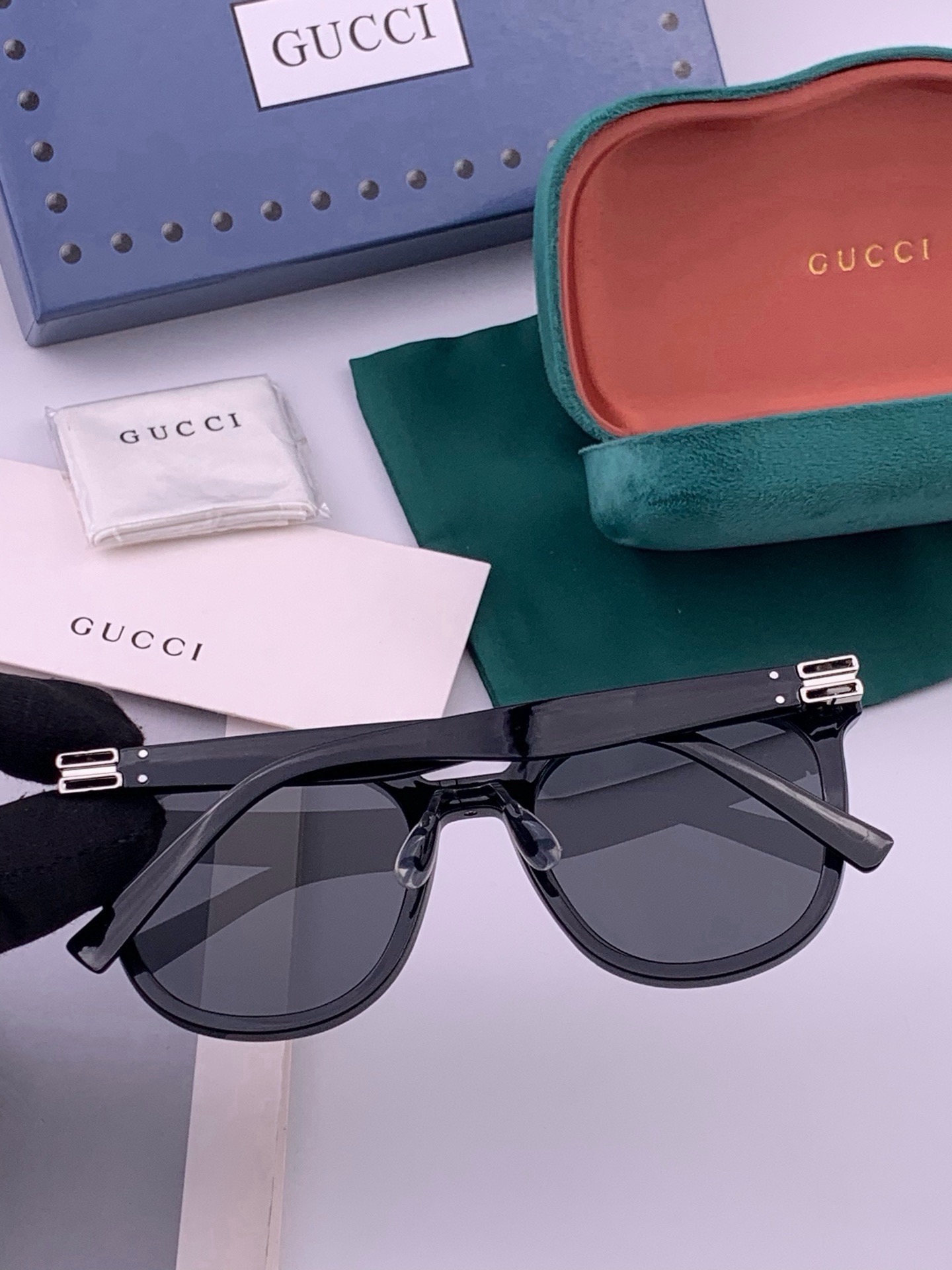 🆕   GUCCI  新款尼龙偏光太眼镜，情侣款时尚方框太阳镜佩戴舒适网红潮流款墨镜，大气女人范儿，大脸小脸都好看 ！型