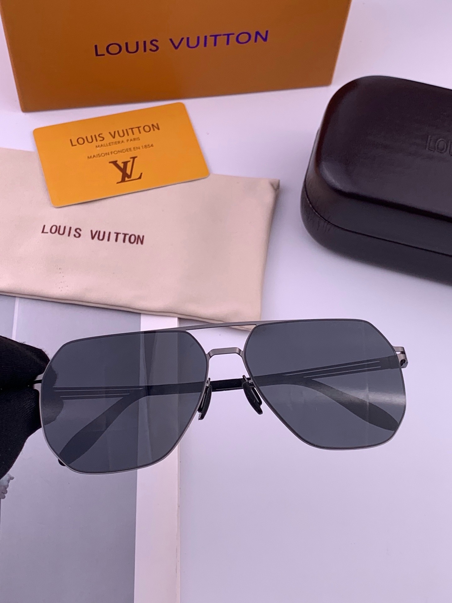 🆕       LV 男款炫彩飞行员偏光太阳镜 ❤️材质：高清尼龙加厚卡槽高清偏光镜片 🌹无边框镜架💕颜👍型号：L039