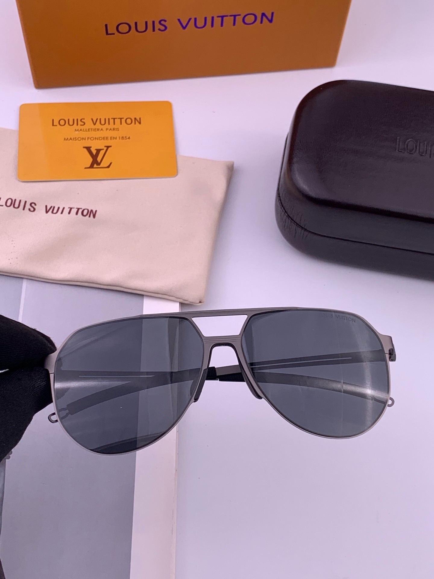 🆕       LV 男款炫彩飞行员偏光太阳镜 ❤️材质：高清尼龙加厚卡槽高清偏光镜片 🌹无边框镜架💕颜👍型号：L839