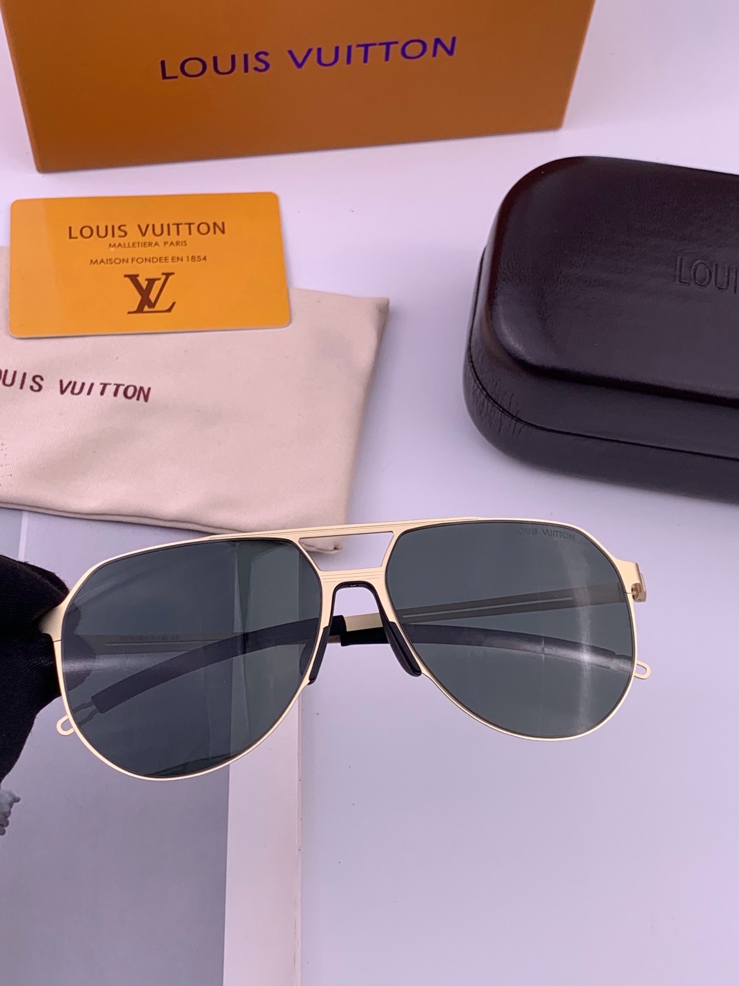 🆕       LV 男款炫彩飞行员偏光太阳镜 ❤️材质：高清尼龙加厚卡槽高清偏光镜片 🌹无边框镜架💕颜👍型号：L839