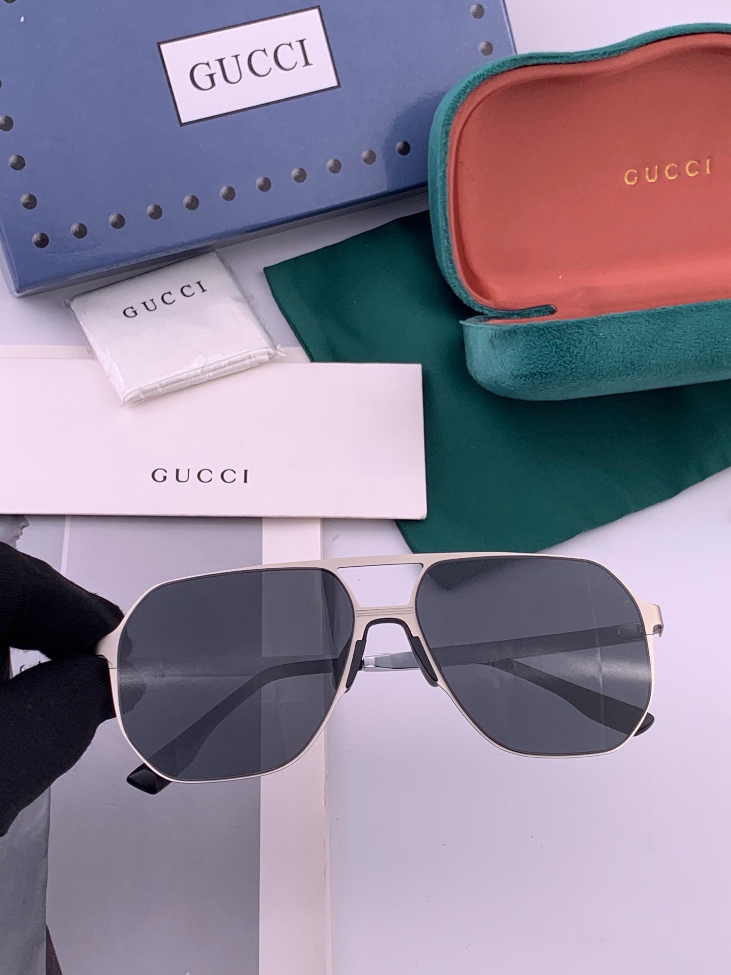 🆕      Gucci  男款炫彩飞行员偏光太阳镜 ❤️材质：高清尼龙加厚卡槽高清偏光镜片 🌹无边框镜架💕颜👍型号：G