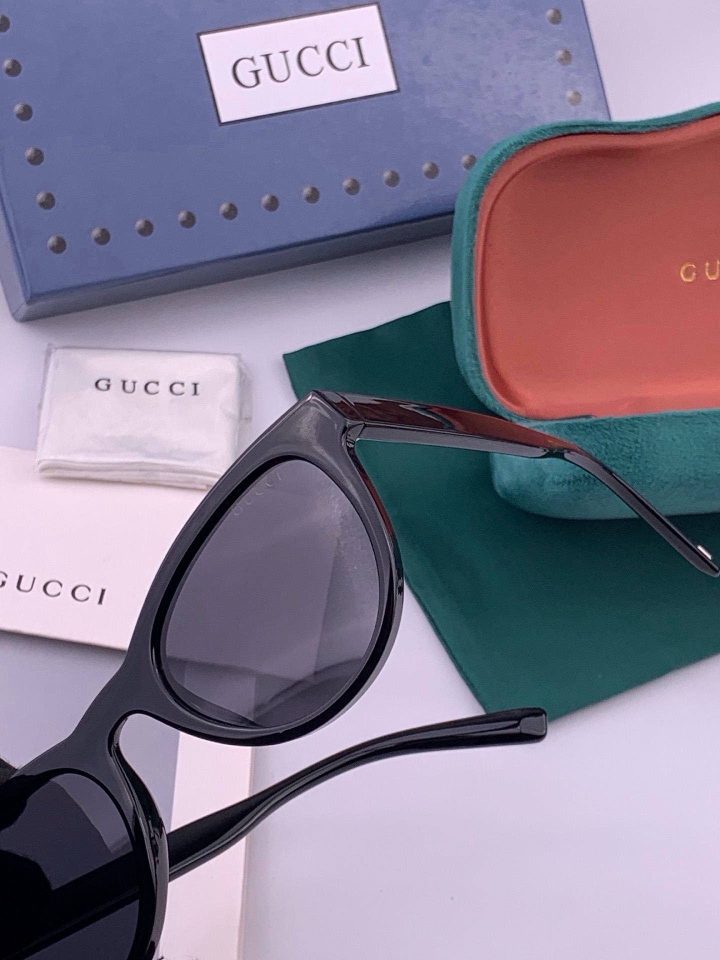 🆕   【TR偏光系列】Gucci   经典的小框设计，情侣款不挑脸型，无论搭配大衣还是连衣裙都非常显气质偏光镜片预防紫
