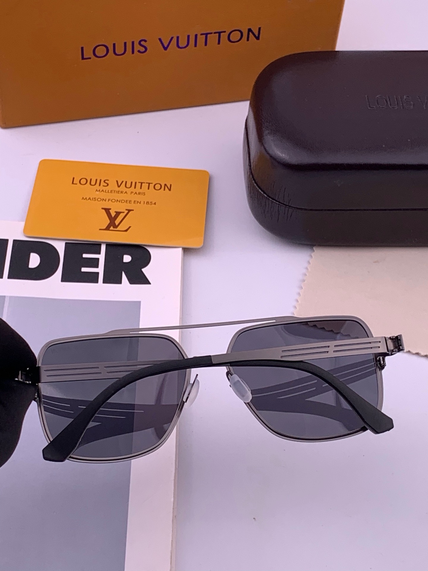 🆕 ♦️LV 新款男女情侣款太阳镜多边形墨镜i🆕 P电镀永不褪色 超轻超有弹性整幅眼镜无螺丝重要的是压不坏 高清镜片、精