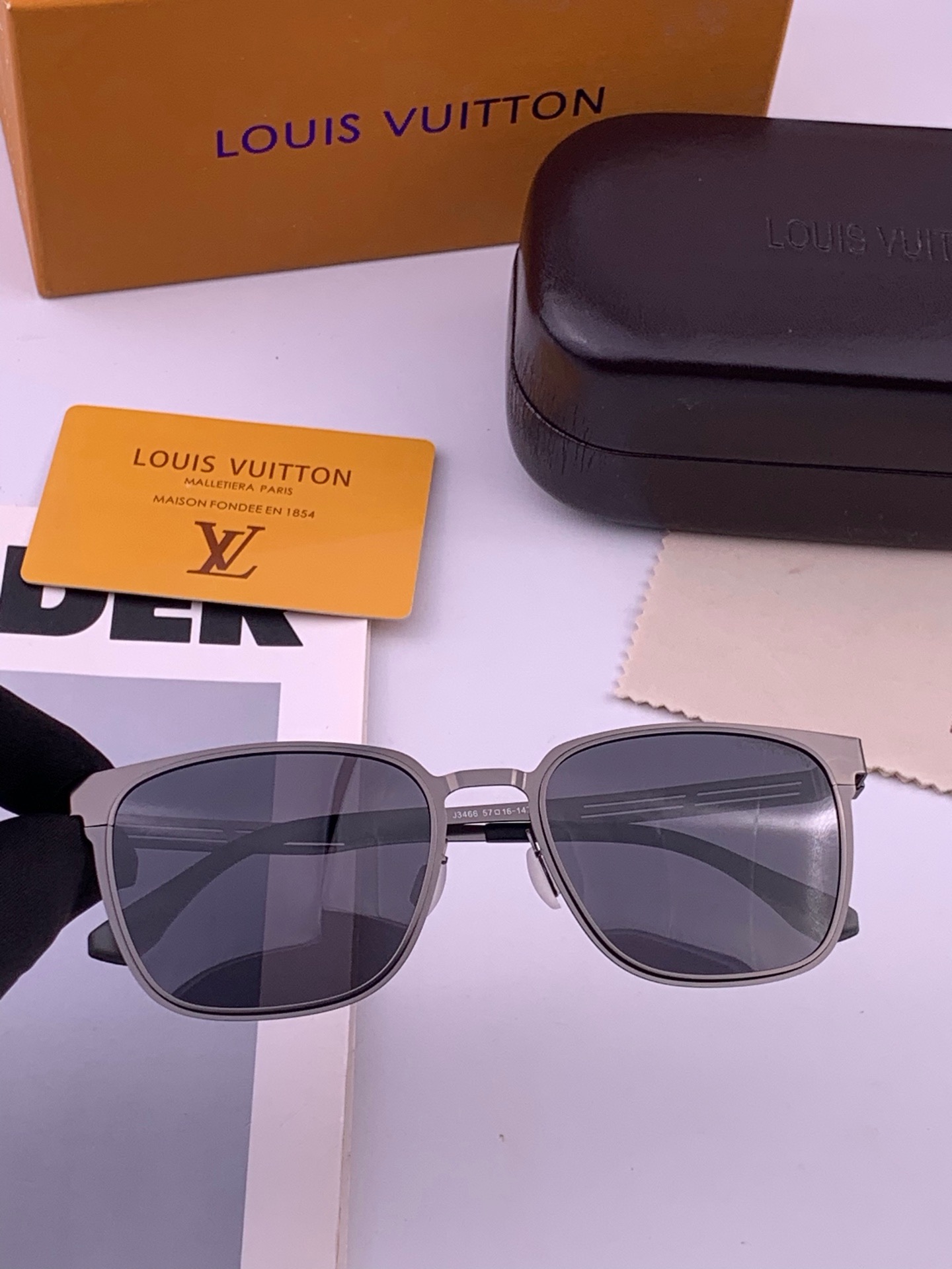 🆕 ♦️LV 新款男女情侣款太阳镜多边形墨镜i🆕 P电镀永不褪色 超轻超有弹性整幅眼镜无螺丝重要的是压不坏 高清镜片、精