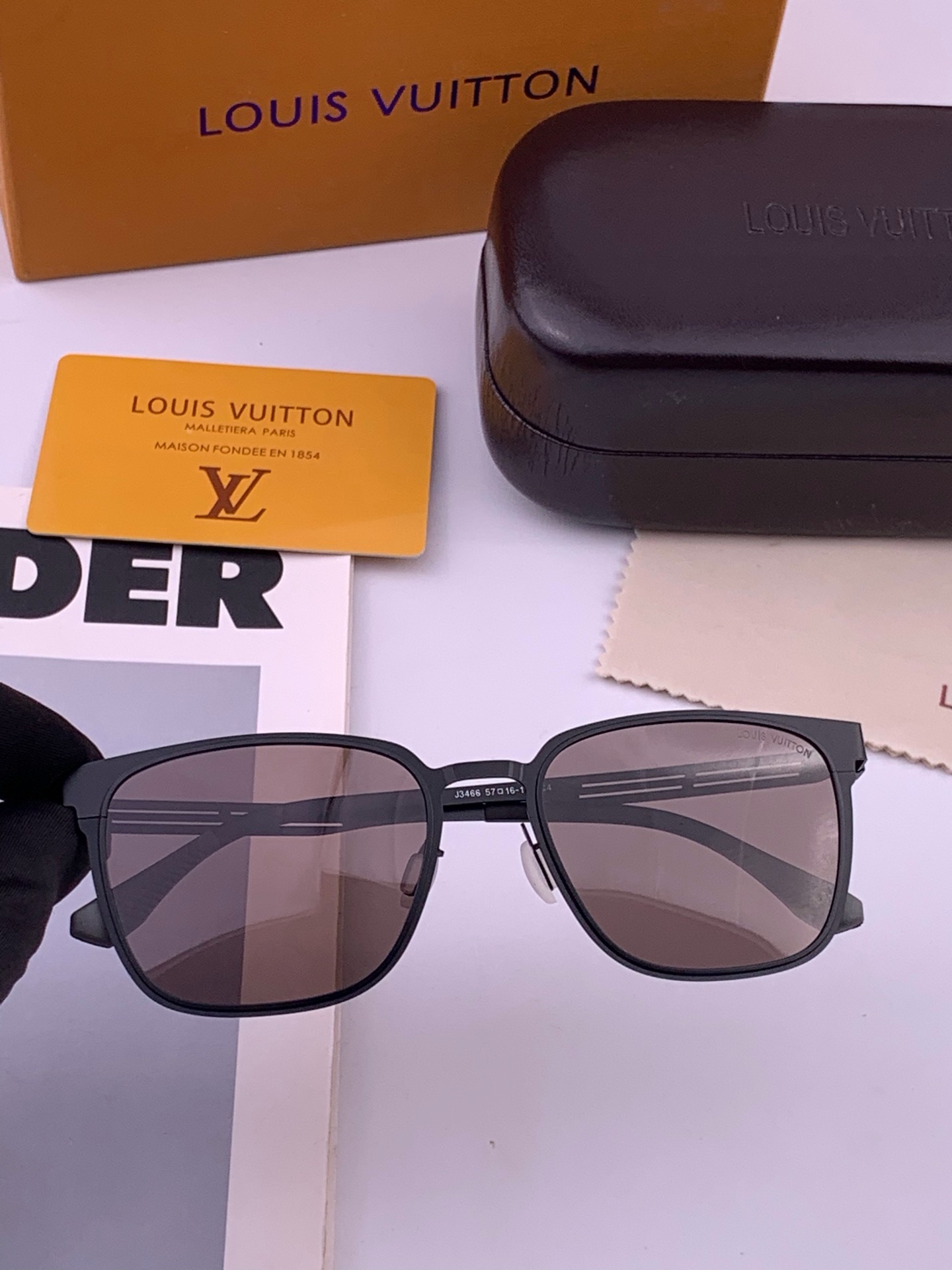🆕 ♦️LV 新款男女情侣款太阳镜多边形墨镜i🆕 P电镀永不褪色 超轻超有弹性整幅眼镜无螺丝重要的是压不坏 高清镜片、精