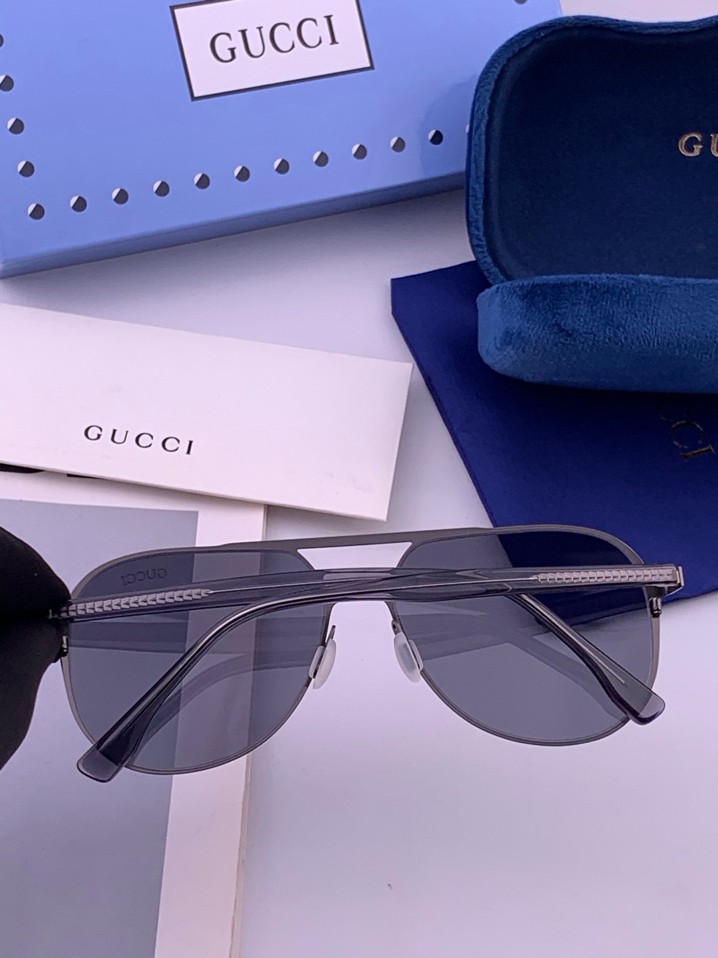 🆕        GUCCI 男款炫彩飞行员偏光太阳镜 ❤️材质：高清尼龙加厚卡槽高清偏光镜片 🌹无边框镜架💕颜👍型号：