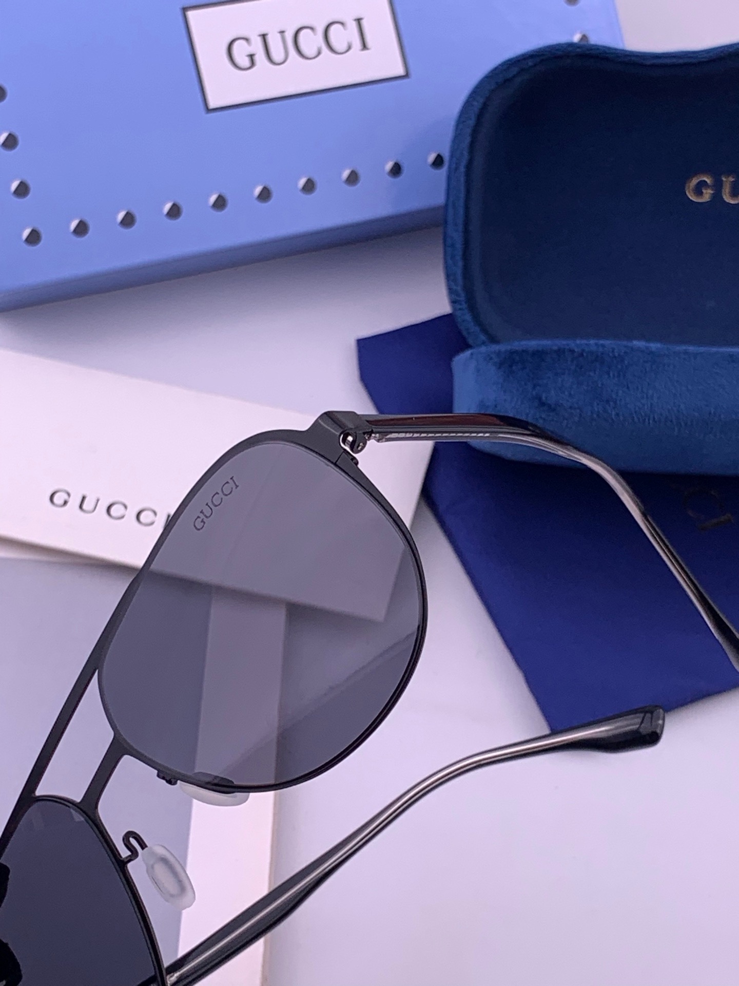 🆕        GUCCI 男款炫彩飞行员偏光太阳镜 ❤️材质：高清尼龙加厚卡槽高清偏光镜片 🌹无边框镜架💕颜👍型号：
