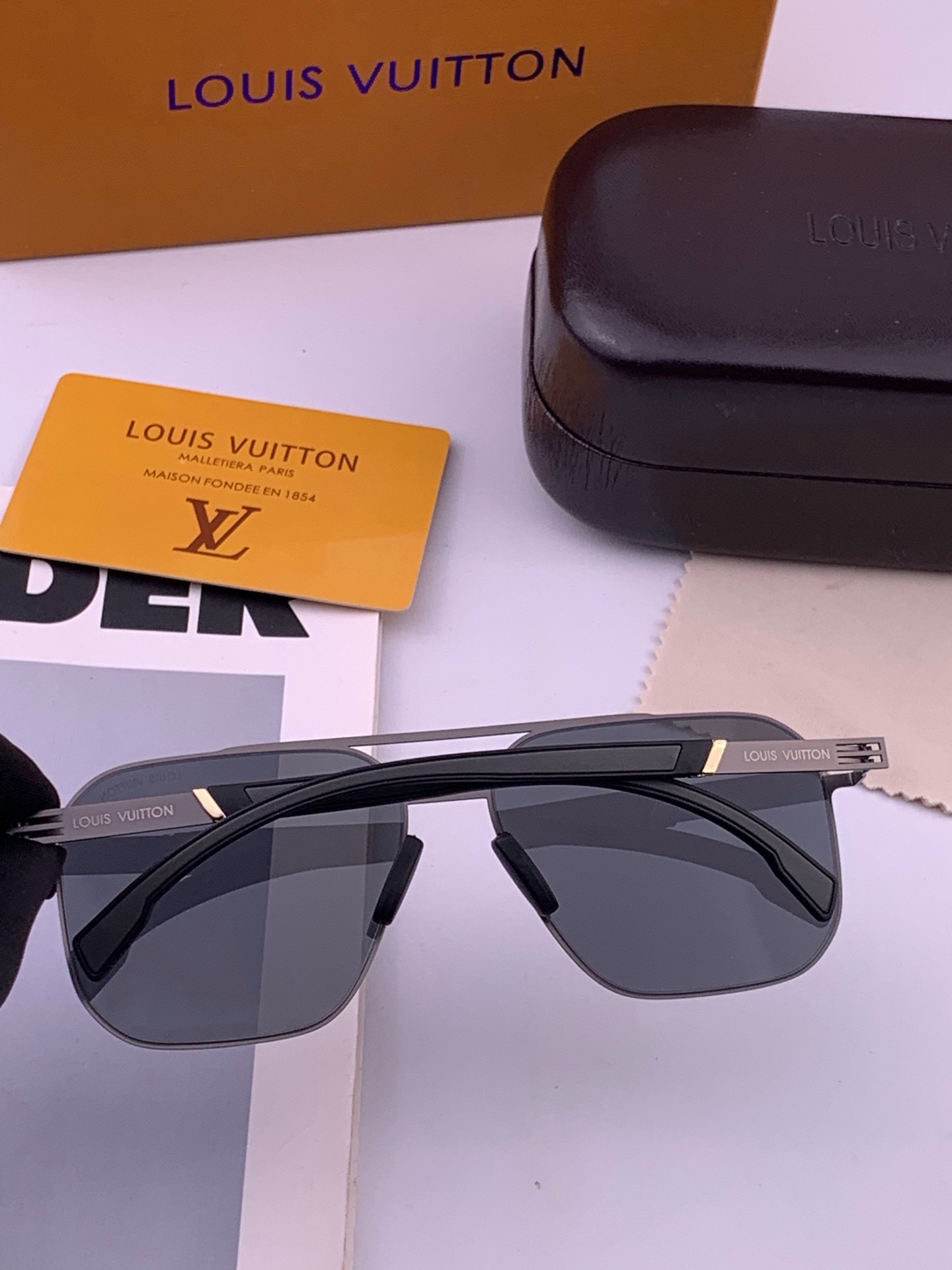 🆕 ♦️LV 新款男女情侣款太阳镜多边形墨镜i🆕 P电镀永不褪色 超轻超有弹性整幅眼镜无螺丝重要的是压不坏 高清镜片、精
