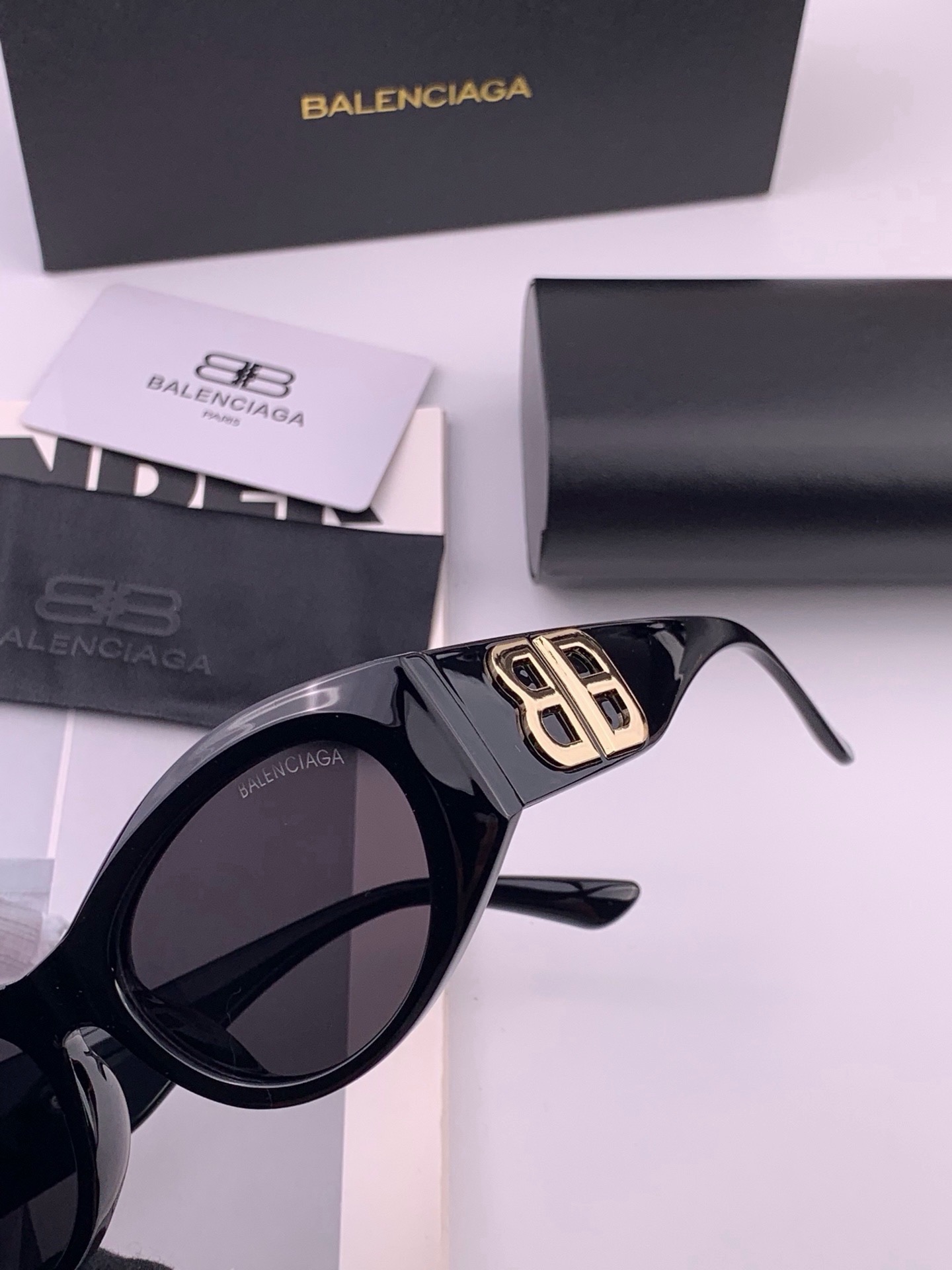 🆕  小红书超火🔥的一款高清偏光太阳镜BALENCIAGA巴黎世家春夏新款太阳镜 镜腿金属双B字母logo设计让人一眼爱