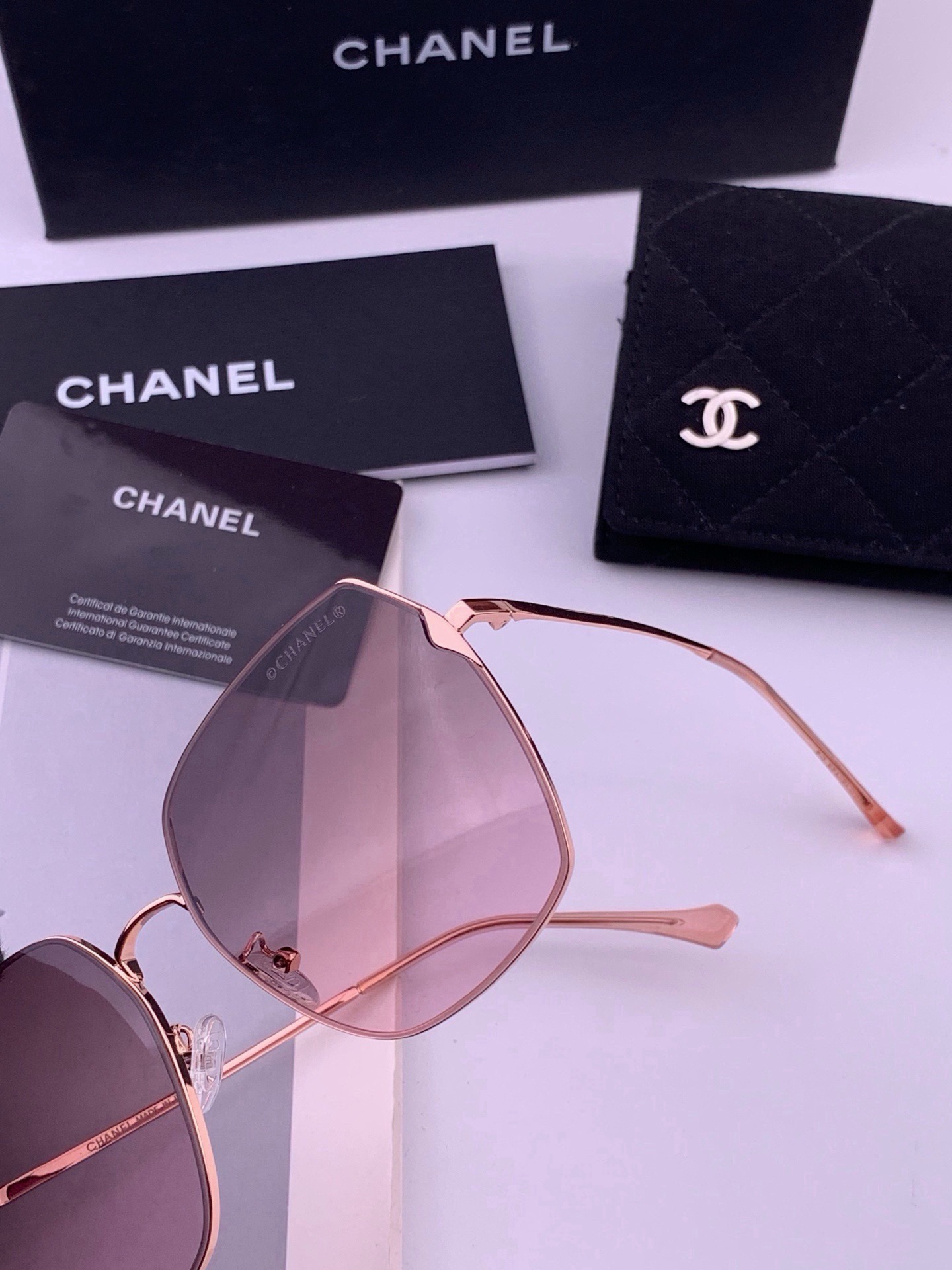 🆕 【CHANEL】香奈儿  新款尼龙偏光太眼镜，无框钻石 切边更有质感，大气女人范儿，大脸小脸都好看 ！型号：CH20