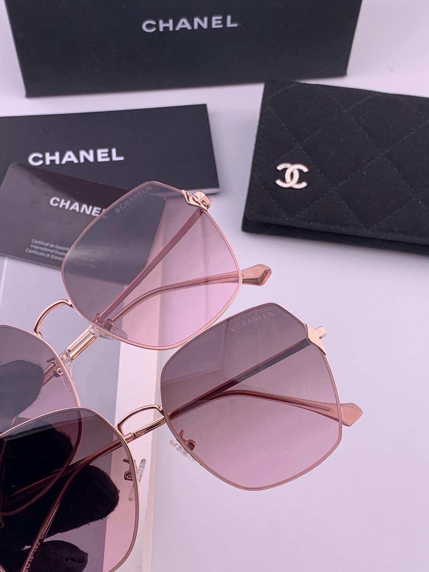 🆕 【CHANEL】香奈儿  新款尼龙偏光太眼镜，无框钻石 切边更有质感，大气女人范儿，大脸小脸都好看 ！型号：CH20