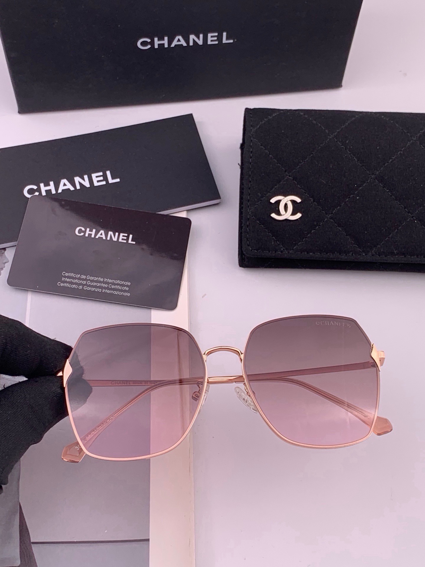 🆕 【CHANEL】香奈儿  新款尼龙偏光太眼镜，无框钻石 切边更有质感，大气女人范儿，大脸小脸都好看 ！型号：CH20