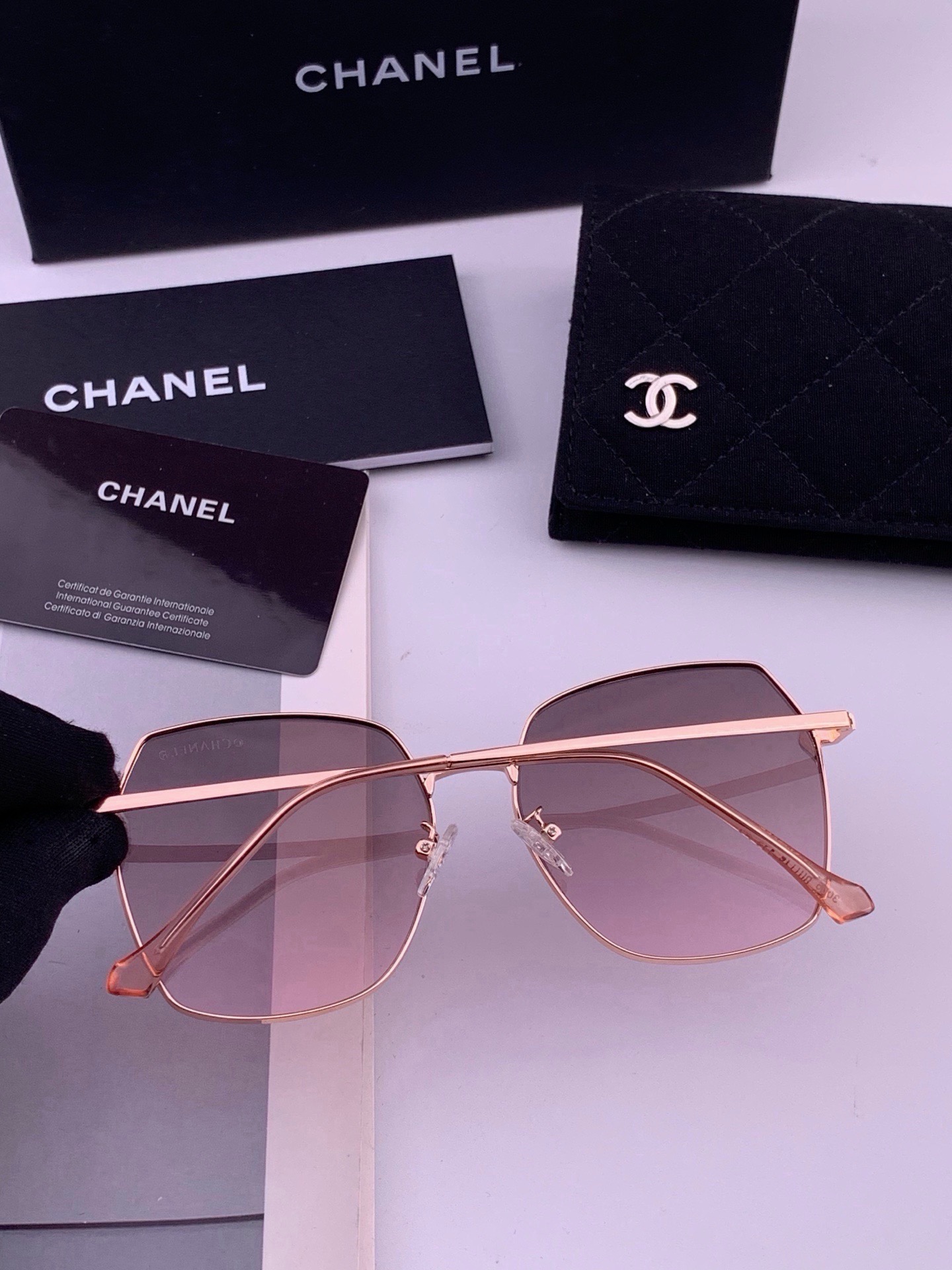 🆕 【CHANEL】香奈儿  新款尼龙偏光太眼镜，无框钻石 切边更有质感，大气女人范儿，大脸小脸都好看 ！型号：CH20
