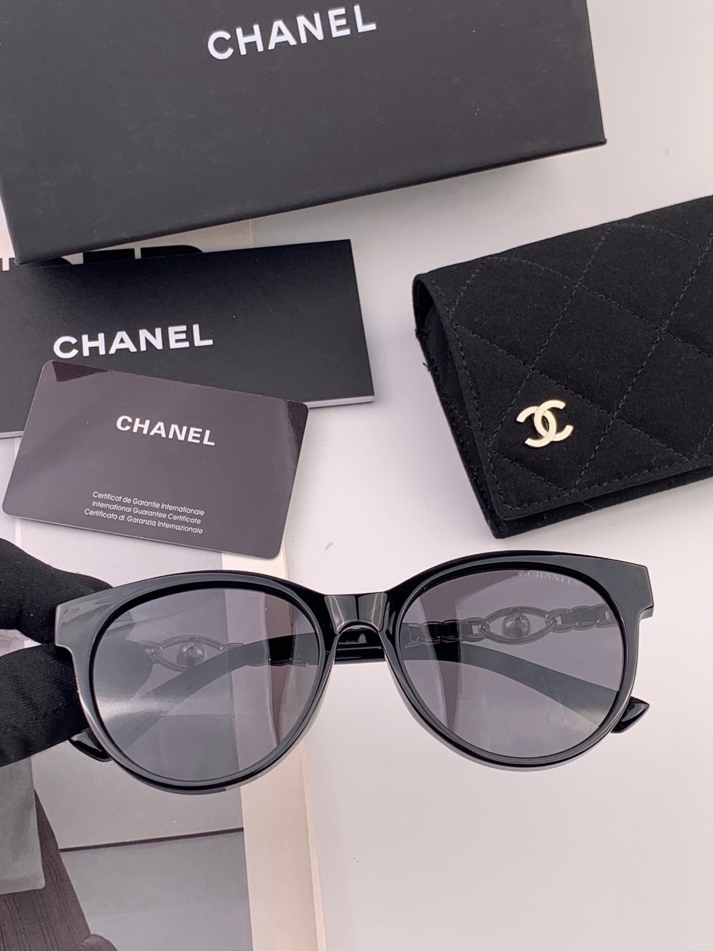 🆕 🔺CHANEL🔻官方早春新款，众多明星同款[色]香奈儿‼️‼️新款珍珠大框偏光墨镜 ，🌈🌈宝丽来超清偏光太阳镜🔝🔝型