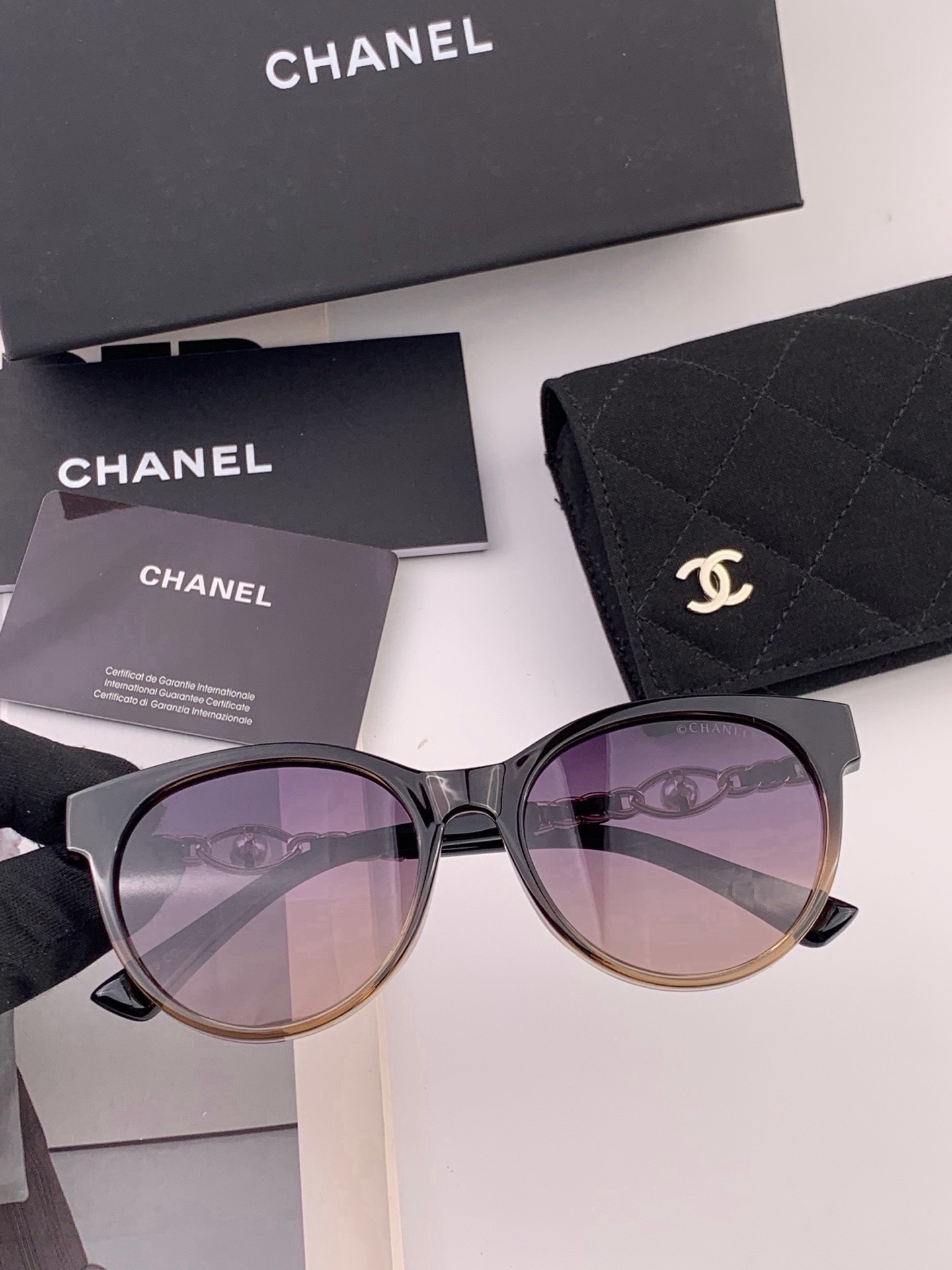 🆕 🔺CHANEL🔻官方早春新款，众多明星同款[色]香奈儿‼️‼️新款珍珠大框偏光墨镜 ，🌈🌈宝丽来超清偏光太阳镜🔝🔝型