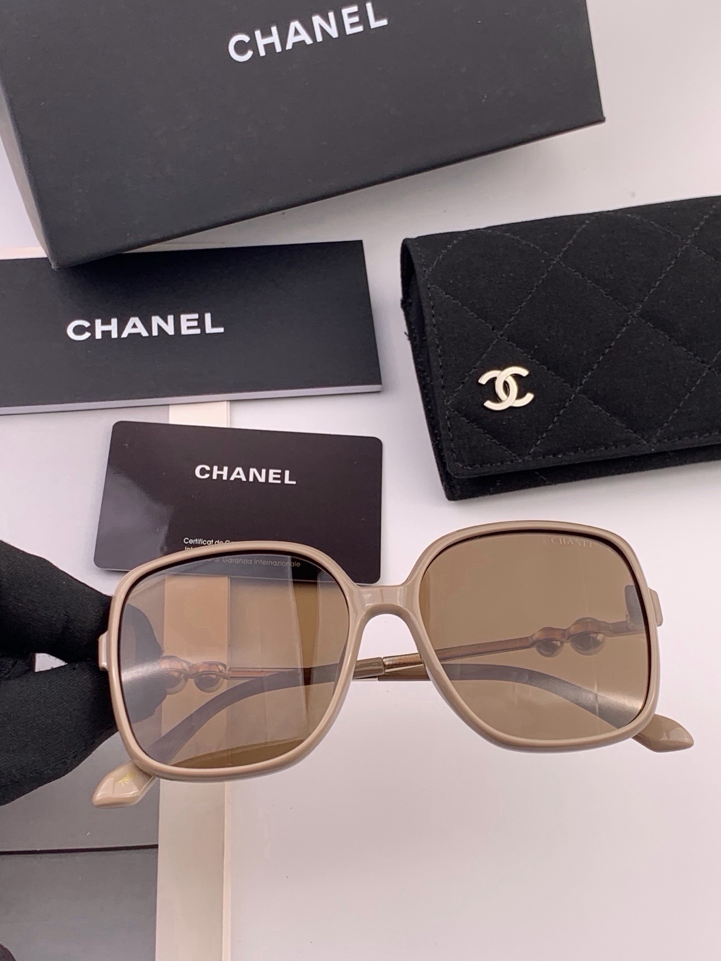 🆕 🔺CHANEL🔻官方早春新款，众多明星同款[色]香奈儿‼️‼️新款珍珠大框偏光墨镜 ，🌈🌈宝丽来超清偏光太阳镜🔝🔝型