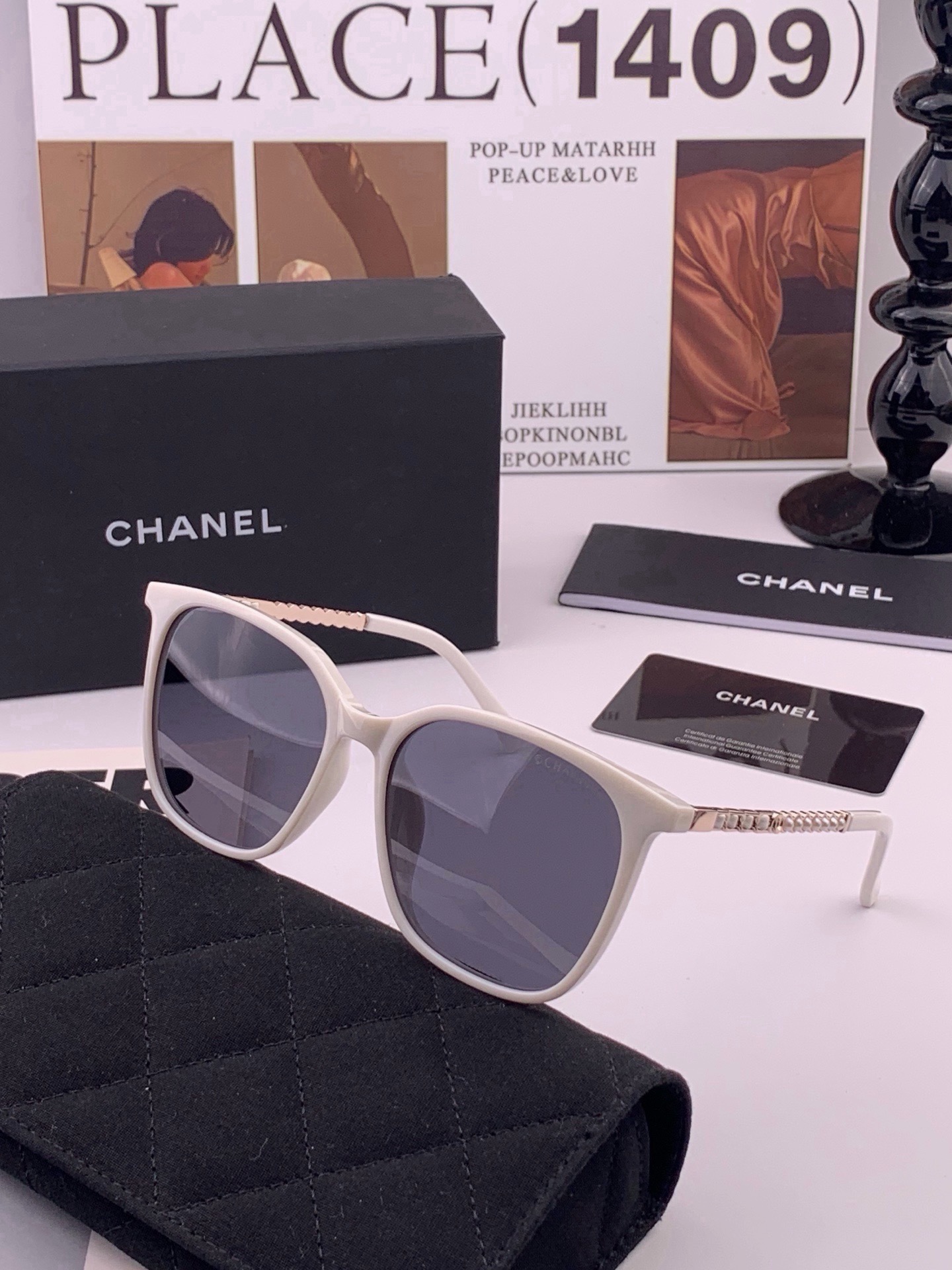 🆕  新品CHANEL 香奈儿太阳镜以独特魅力和前卫风格诠释春夏最新眼镜，以方框设计两边经典小香珍珠做点缀，中梁金属质感
