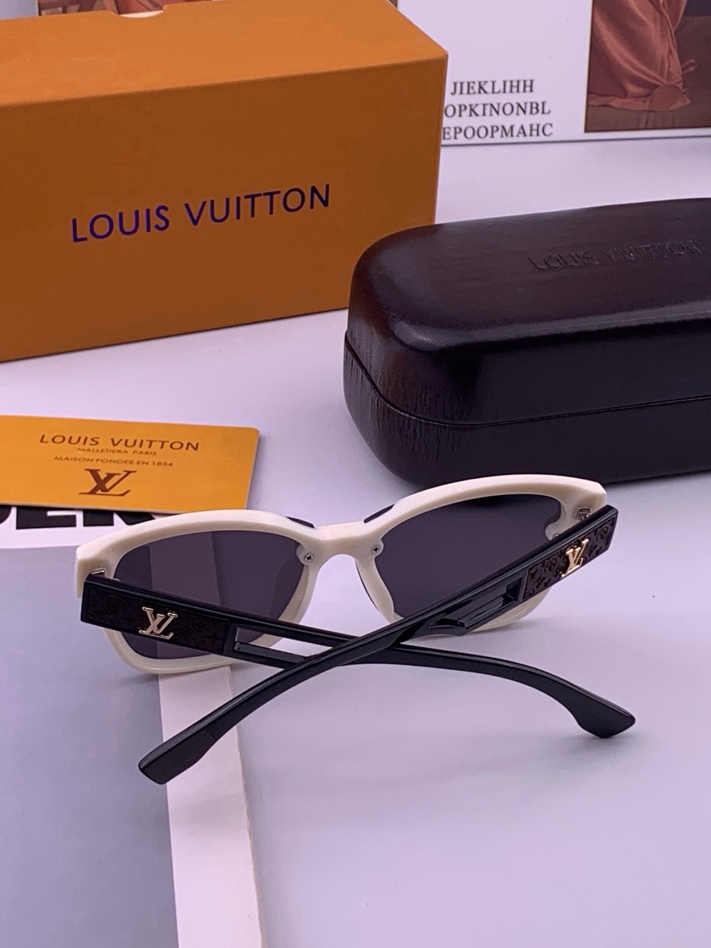 🆕  LV 开春新款  潮流爆款 时尚方框太阳镜 高品质 佩戴舒适 网红潮款墨镜 型号L7310