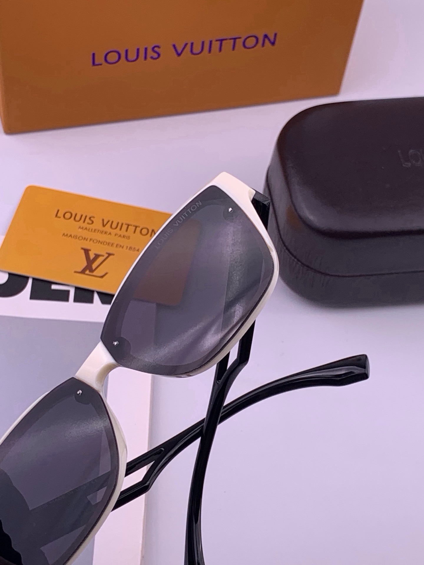 🆕  LV 开春新款  潮流爆款 时尚方框太阳镜 高品质 佩戴舒适 网红潮款墨镜 型号L7310