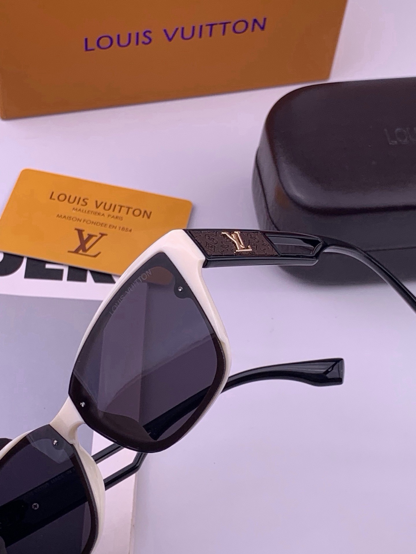 🆕  LV 开春新款  潮流爆款 时尚方框太阳镜 高品质 佩戴舒适 网红潮款墨镜 型号L7310