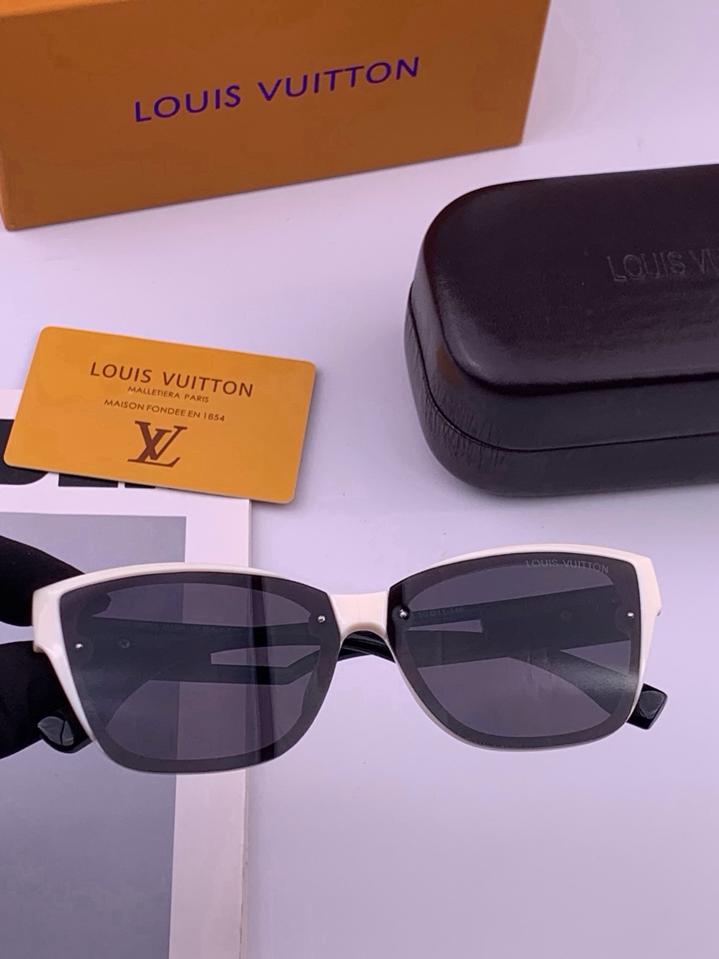 🆕  LV 开春新款  潮流爆款 时尚方框太阳镜 高品质 佩戴舒适 网红潮款墨镜 型号L7310