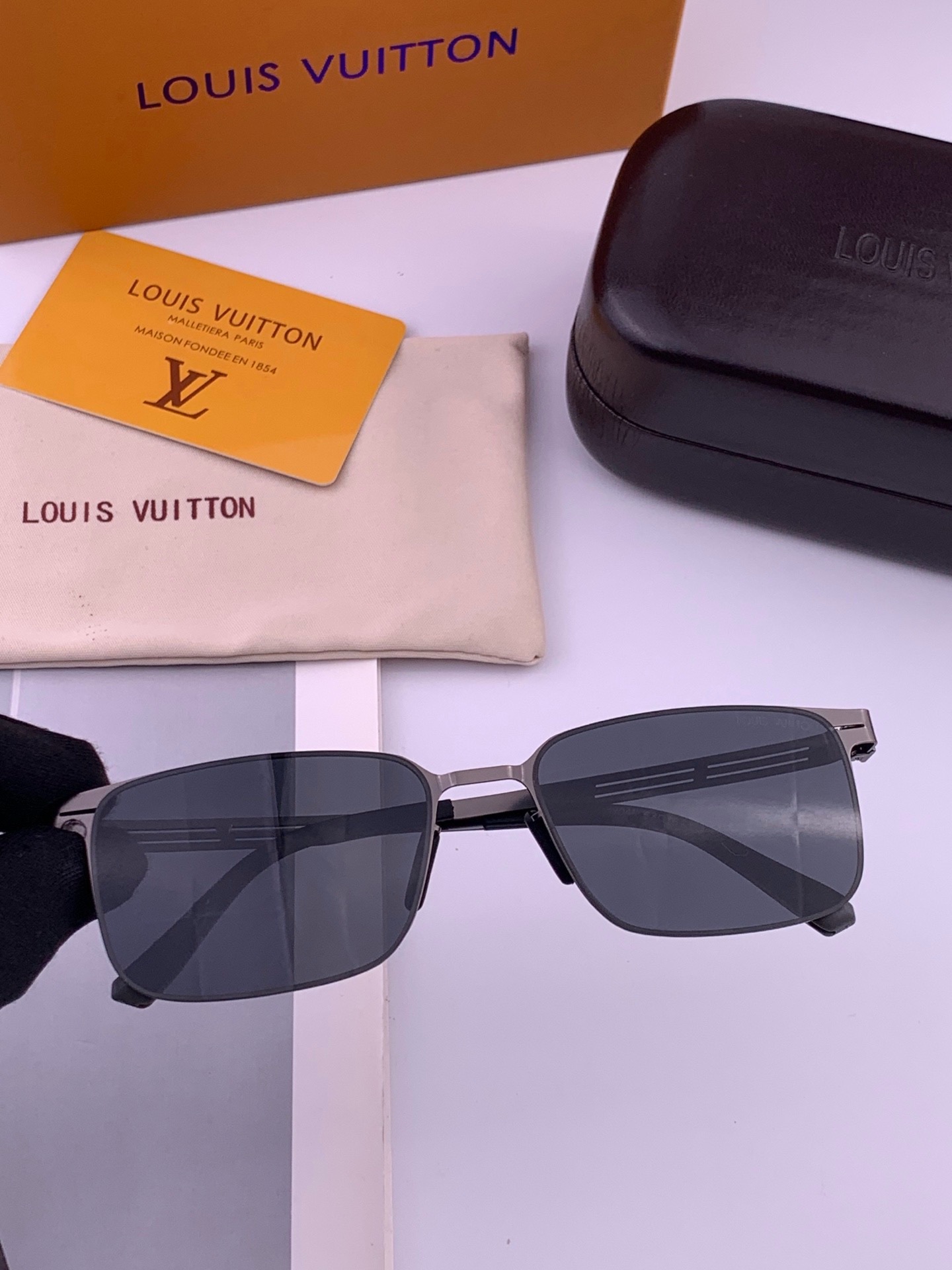 🆕 ♦️LV 新款男女情侣款太阳镜多边形墨镜i🆕 P电镀永不褪色 超轻超有弹性整幅眼镜无螺丝重要的是压不坏 高清镜片、精