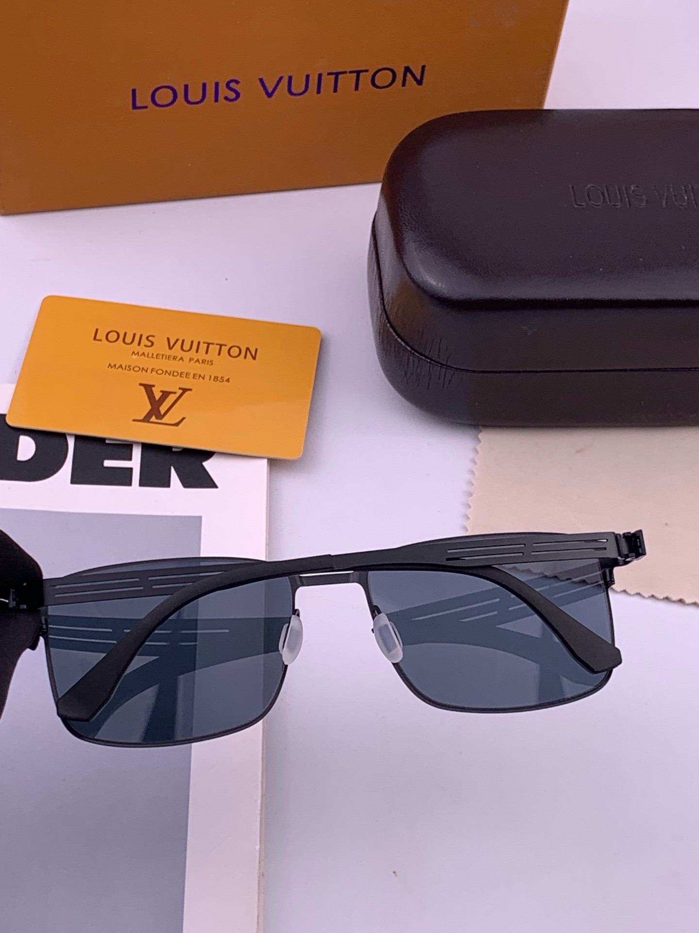 🆕 ♦️LV 新款男女情侣款太阳镜多边形墨镜i🆕 P电镀永不褪色 超轻超有弹性整幅眼镜无螺丝重要的是压不坏 高清镜片、精