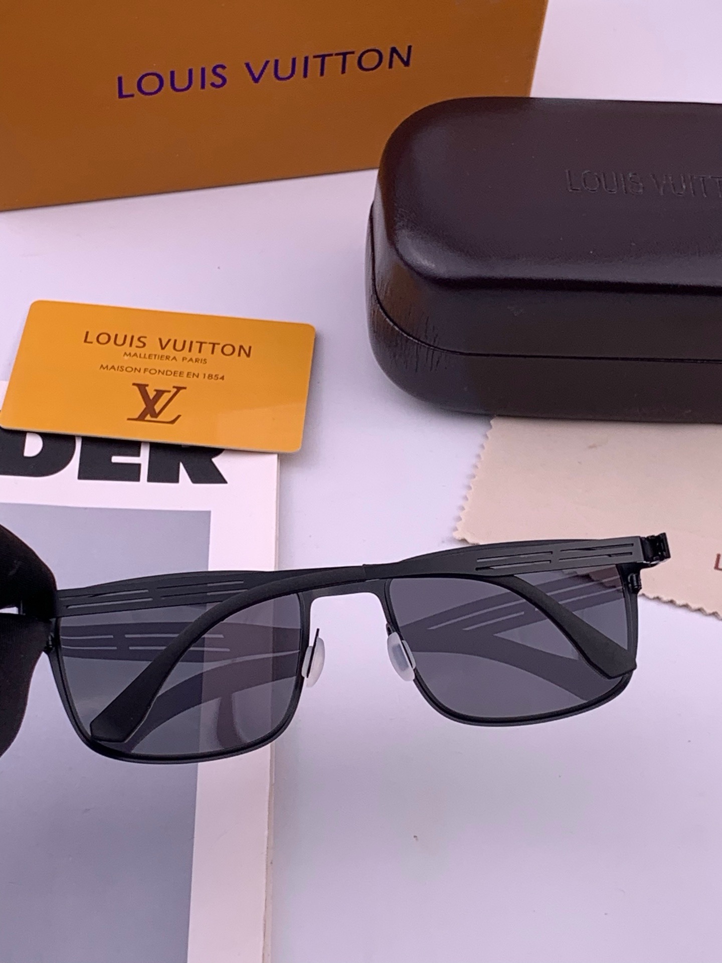🆕 ♦️LV 新款男女情侣款太阳镜多边形墨镜i🆕 P电镀永不褪色 超轻超有弹性整幅眼镜无螺丝重要的是压不坏 高清镜片、精