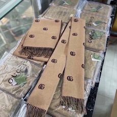 🆕 没见过吧,很少有人在柜里见过这条围巾😳当时发售的时候内地给的就特别少,原版是客户在日本中古店买到的❗所以很少流通 🆕 没见过吧,很少有人在柜里见过这条围巾😳当时发售的时候内地给的就特别少,原版是客户在日本中古店买到的❗所以很少流通