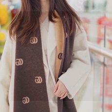 🆕 没见过吧,很少有人在柜里见过这条围巾😳当时发售的时候内地给的就特别少,原版是客户在日本中古店买到的❗所以很少流通 🆕 没见过吧,很少有人在柜里见过这条围巾😳当时发售的时候内地给的就特别少,原版是客户在日本中古店买到的❗所以很少流通