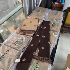 🆕 没见过吧,很少有人在柜里见过这条围巾😳当时发售的时候内地给的就特别少,原版是客户在日本中古店买到的❗所以很少流通 🆕 没见过吧,很少有人在柜里见过这条围巾😳当时发售的时候内地给的就特别少,原版是客户在日本中古店买到的❗所以很少流通