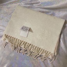 🆕 没见过吧,很少有人在柜里见过这条围巾😳当时发售的时候内地给的就特别少,原版是客户在日本中古店买到的❗所以很少流 🆕 没见过吧,很少有人在柜里见过这条围巾😳当时发售的时候内地给的就特别少,原版是客户在日本中古店买到的❗所以很少流