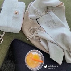 🆕 没见过吧,很少有人在柜里见过这条围巾😳当时发售的时候内地给的就特别少,原版是客户在日本中古店买到的❗所以很少流 🆕 没见过吧,很少有人在柜里见过这条围巾😳当时发售的时候内地给的就特别少,原版是客户在日本中古店买到的❗所以很少流