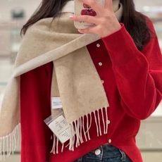 🆕 没见过吧,很少有人在柜里见过这条围巾😳当时发售的时候内地给的就特别少,原版是客户在日本中古店买到的❗所以很少流 🆕 没见过吧,很少有人在柜里见过这条围巾😳当时发售的时候内地给的就特别少,原版是客户在日本中古店买到的❗所以很少流