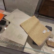 🆕 没见过吧,很少有人在柜里见过这条围巾😳当时发售的时候内地给的就特别少,原版是客户在日本中古店买到的❗所以很少流 🆕 没见过吧,很少有人在柜里见过这条围巾😳当时发售的时候内地给的就特别少,原版是客户在日本中古店买到的❗所以很少流