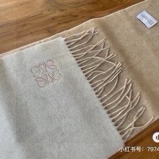 🆕 没见过吧,很少有人在柜里见过这条围巾😳当时发售的时候内地给的就特别少,原版是客户在日本中古店买到的❗所以很少流 🆕 没见过吧,很少有人在柜里见过这条围巾😳当时发售的时候内地给的就特别少,原版是客户在日本中古店买到的❗所以很少流