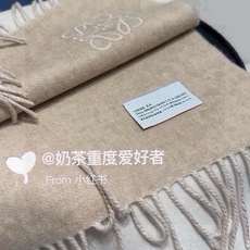 🆕 没见过吧,很少有人在柜里见过这条围巾😳当时发售的时候内地给的就特别少,原版是客户在日本中古店买到的❗所以很少流 🆕 没见过吧,很少有人在柜里见过这条围巾😳当时发售的时候内地给的就特别少,原版是客户在日本中古店买到的❗所以很少流