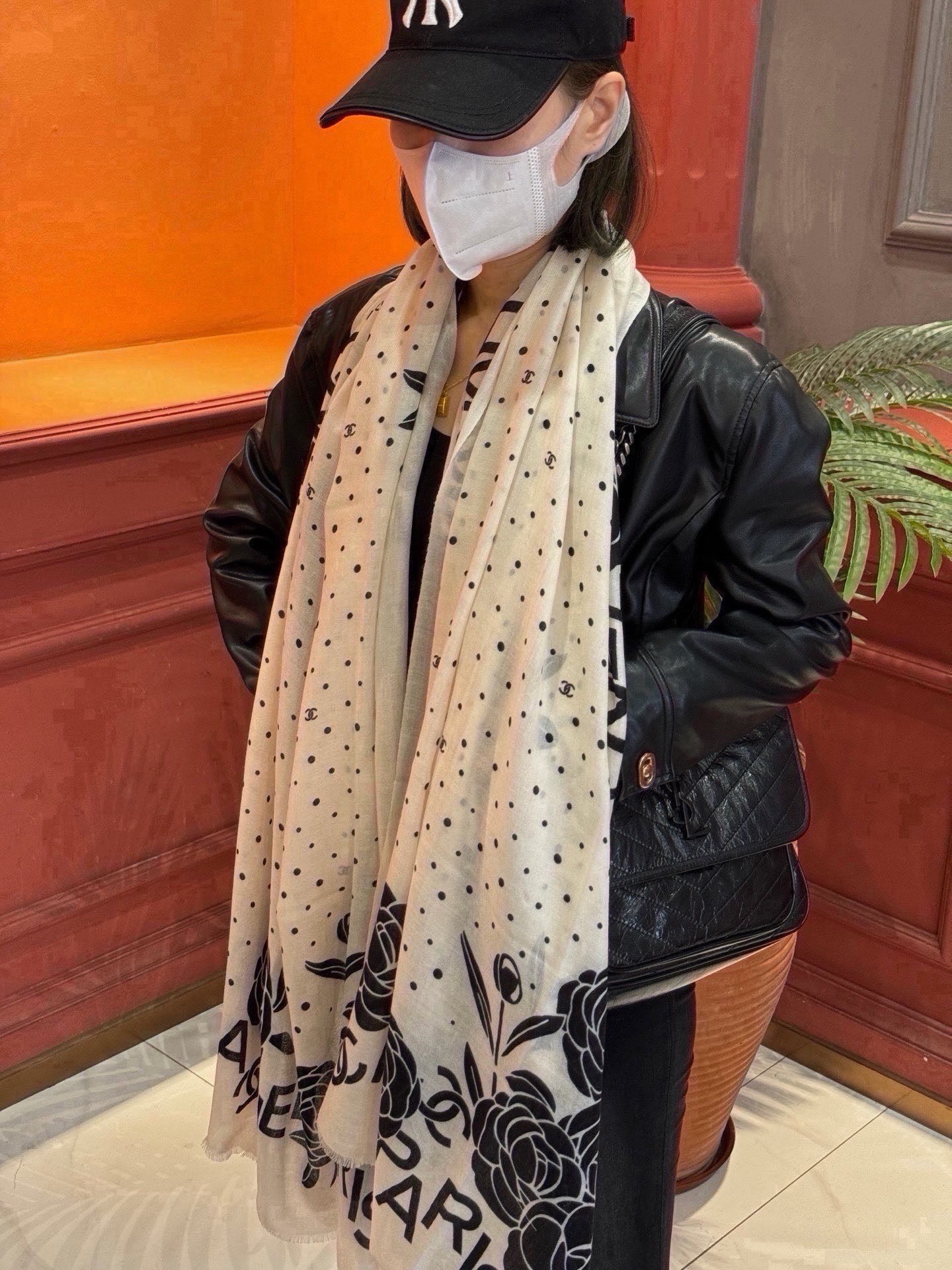 🆕   羊绒新款💞 新❤小香【山茶花长围巾】~超级抬气色！高级女人味！羊绒围巾也能这么美！！！这款双面花卉羊绒围巾真的好