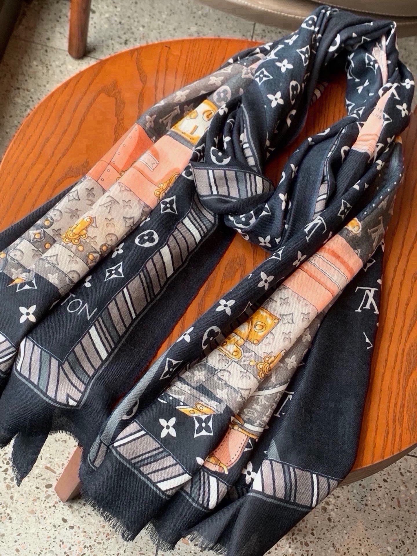 🆕   新款上😍真心赞‼ Airline 🆕 Patches Monogram【V字标识长巾】羊绒长巾，披肩在秉承旅行传