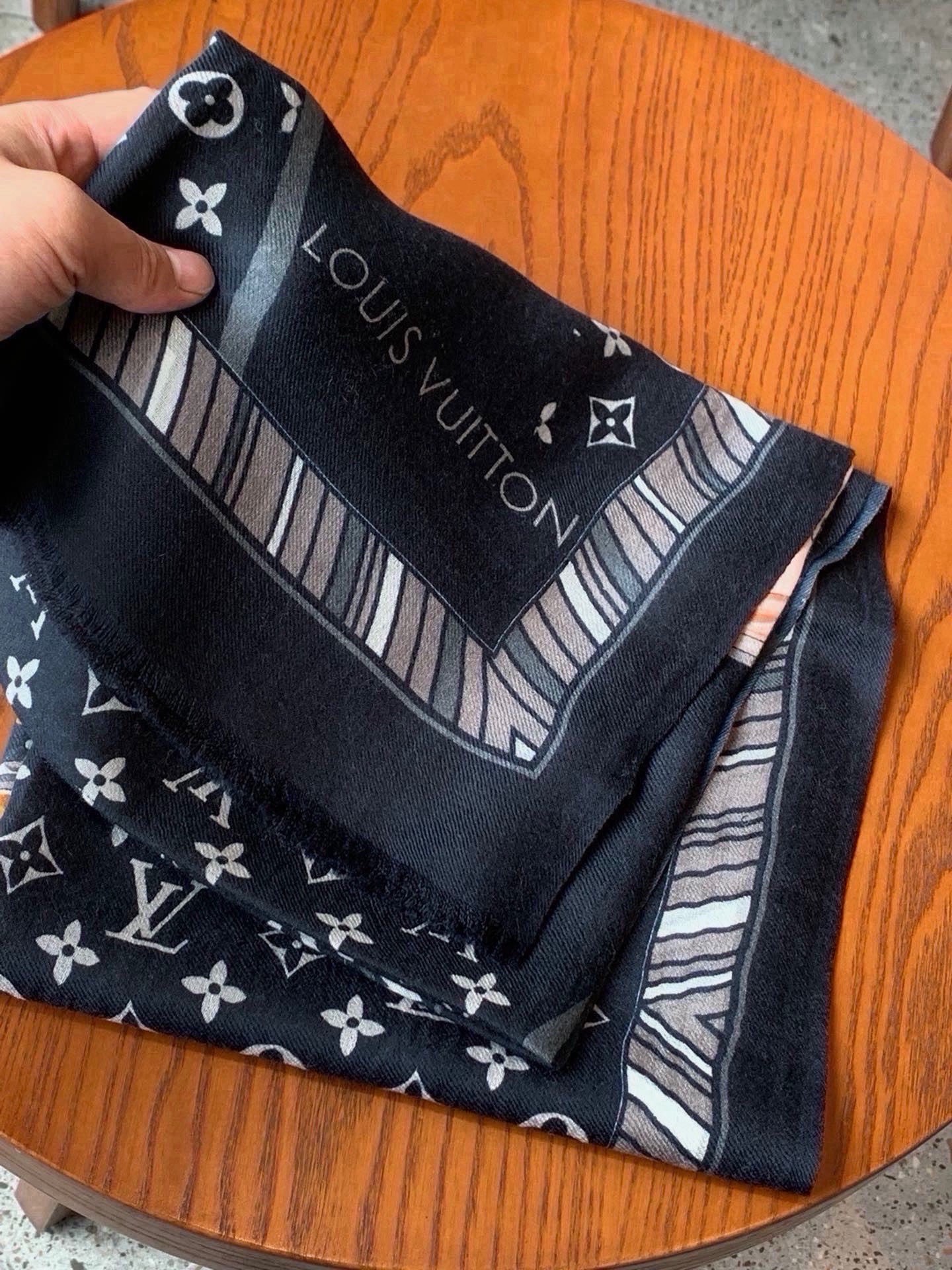 🆕   新款上😍真心赞‼ Airline 🆕 Patches Monogram【V字标识长巾】羊绒长巾，披肩在秉承旅行传