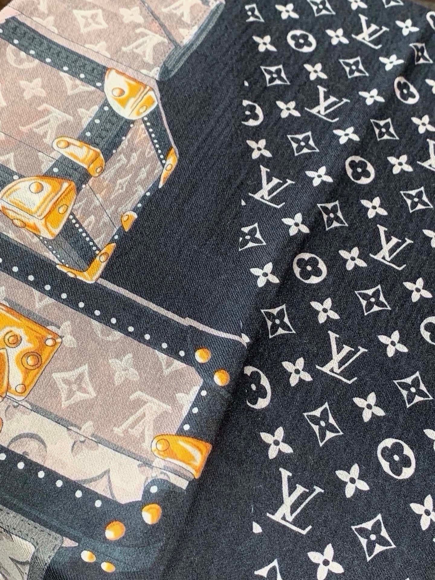 🆕   新款上😍真心赞‼ Airline 🆕 Patches Monogram【V字标识长巾】羊绒长巾，披肩在秉承旅行传