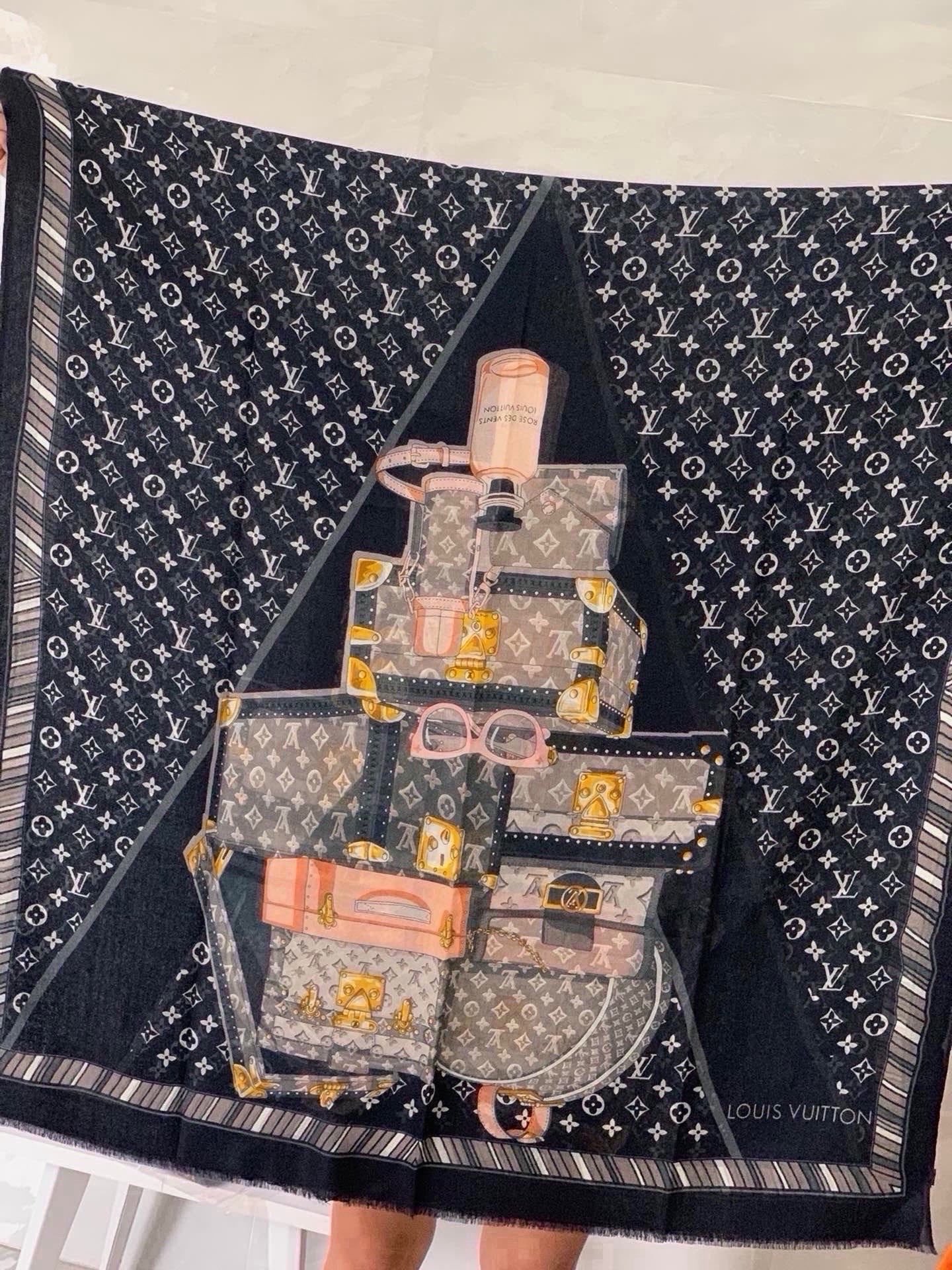 🆕   新款上😍真心赞‼ Airline 🆕 Patches Monogram【V字标识长巾】羊绒长巾，披肩在秉承旅行传